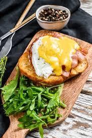 le Benedict toast brioche au bacon de bœuf