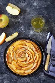 tarte fine aux pommes et sa boule de glace vanille